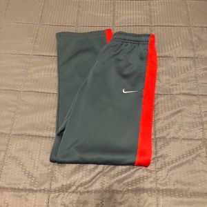 Nike boys gray and red therma-fit sweatpants